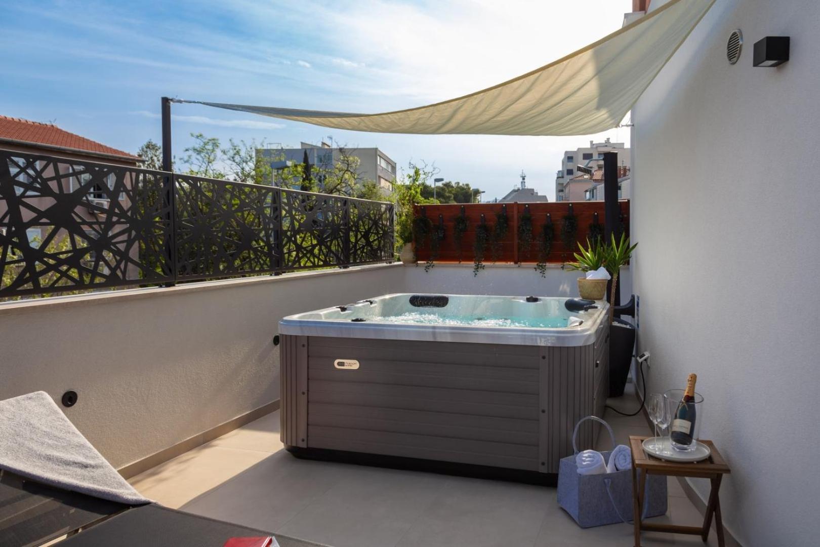 Luxury Apartment Silvery In Split Center With Jacuzzi, Sauna And Parking Exterior photo