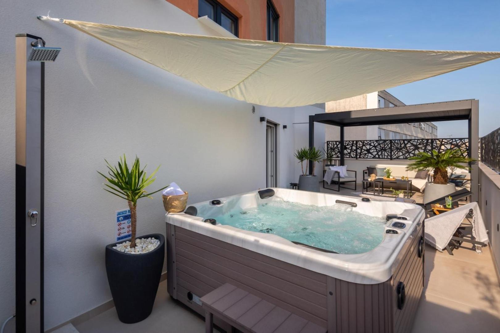 Luxury Apartment Silvery In Split Center With Jacuzzi, Sauna And Parking Exterior photo